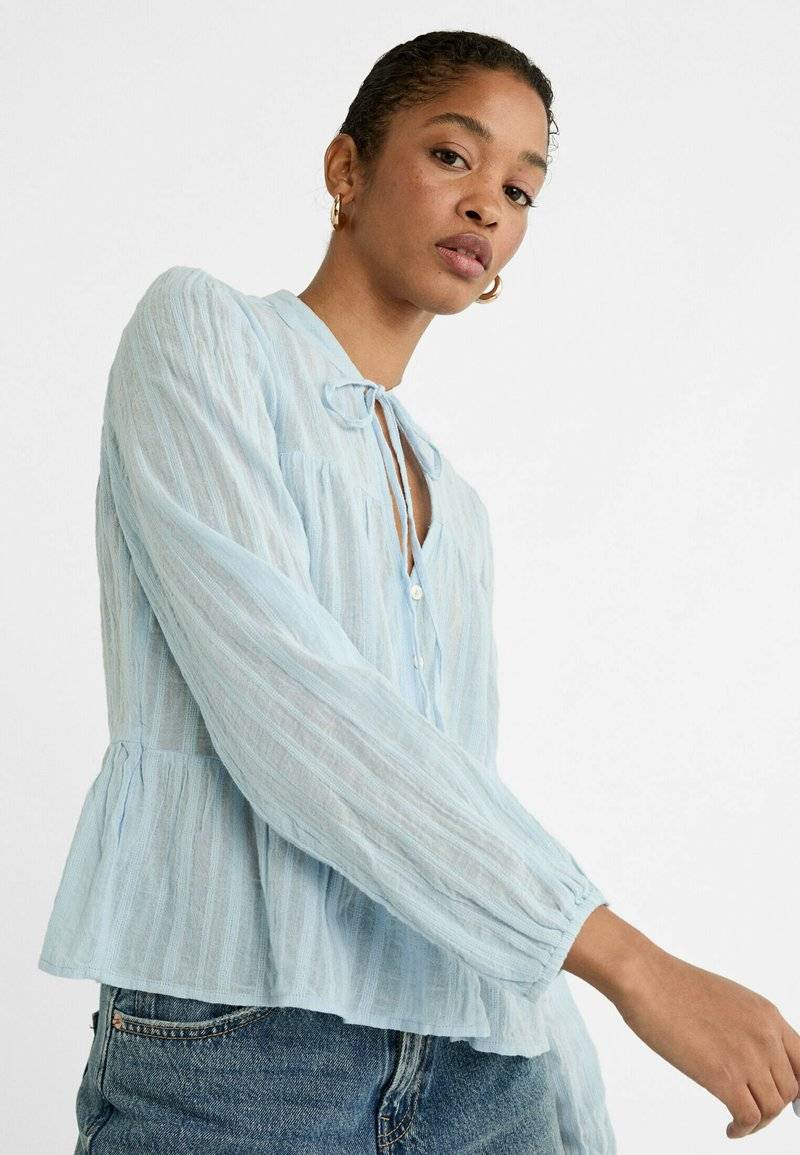 Stradivarius Stradivarius FLOWING BOHO - Blouse - light blue Exklusivangebot
